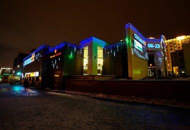 Контурная подсветка фасада здания светодиодной гирляндой бахрома